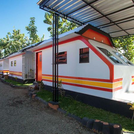 מלון Reddoorz Near Banyuwangi Kota Train Station מראה חיצוני תמונה